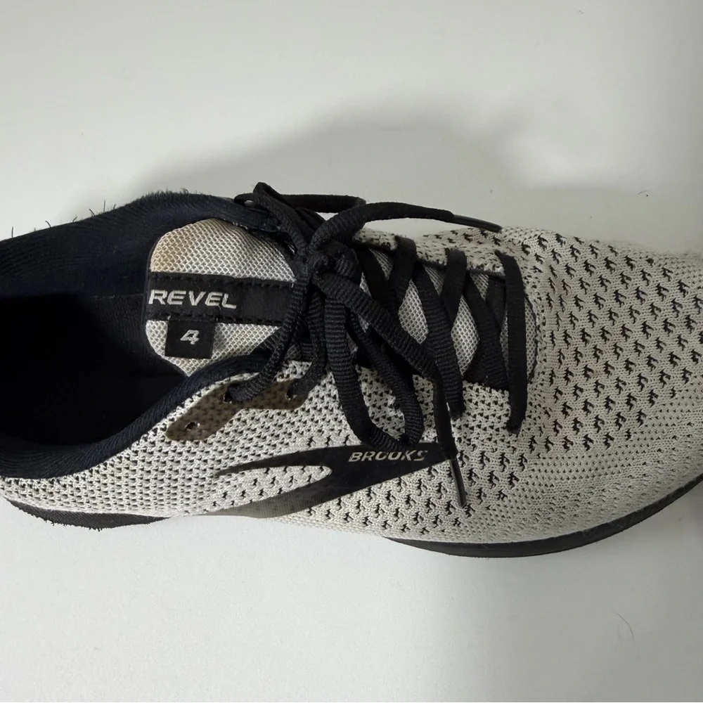 Women’s Brooks Revel 4 Running Shoes Black Gray Size 9